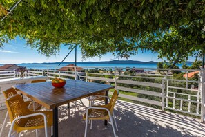 Apartamento clásico, 2 habitaciones, balcón, vistas al mar | Balcón