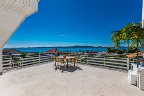 Apartamento clássico, 2 quartos, sacada, vista para o mar | Terraço/pátio