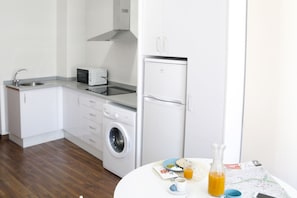 Basic Apartment, 2 Bedrooms | Private kitchenette | Full-size fridge, microwave, stovetop, coffee/tea maker - Up Town 25 (Valencia)