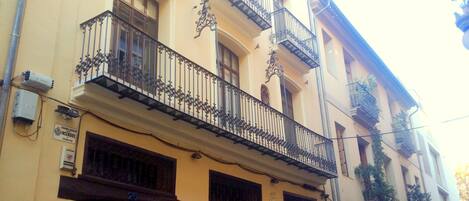 Vista frontal de la propiedad