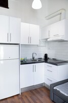 Basic-Apartment, 1 Schlafzimmer | Wohnbereich | 40-Zoll-Flachbildfernseher mit Digitalempfang, Fernseher