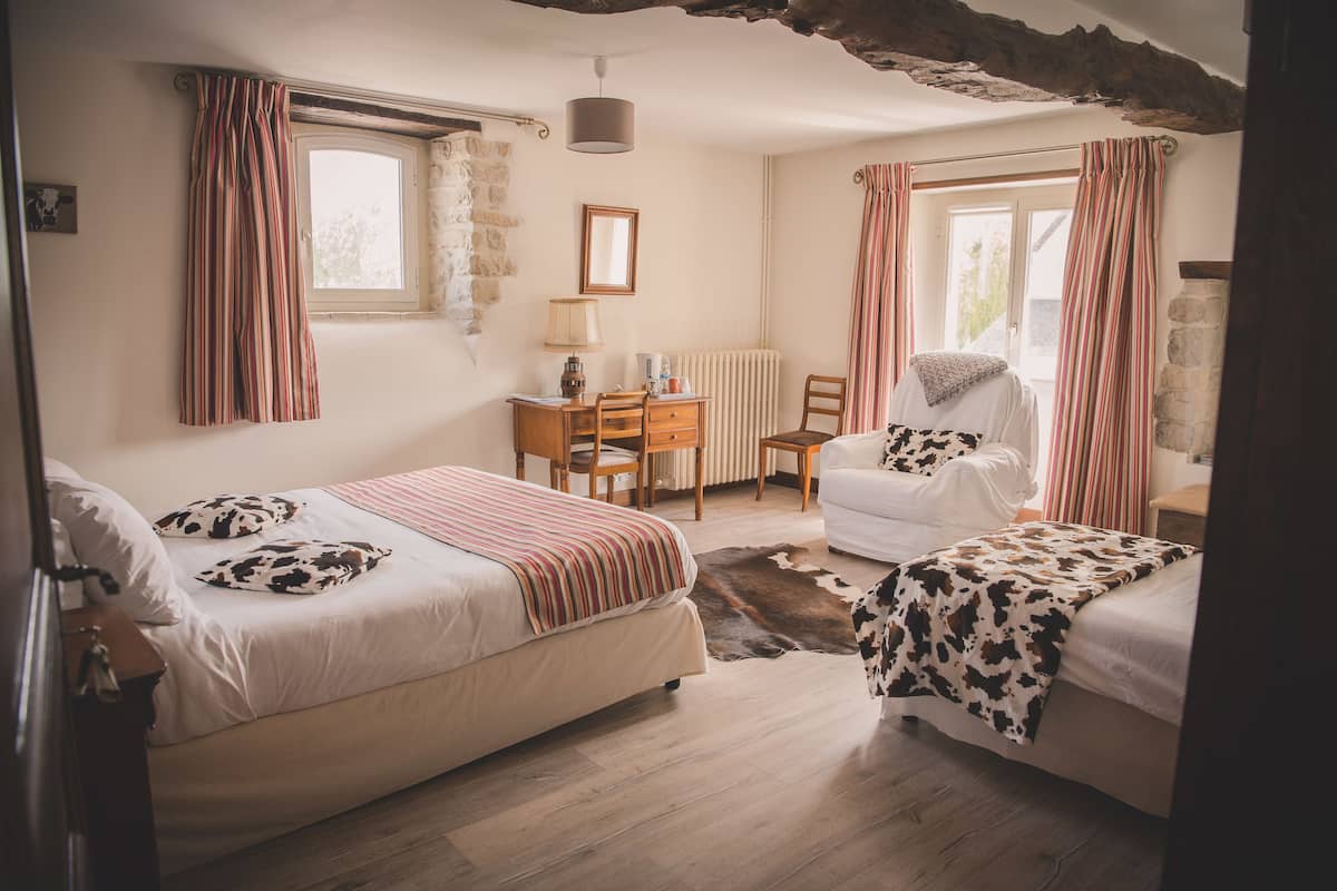 Triple Room, Ensuite ("Trévières") | Desk, free cots/infant beds, free WiFi