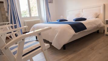 Chambre Double, salle de bains attenante ("Port-en-bessin") | Bureau, lits bébé (gratuits), Wi-Fi gratuit
