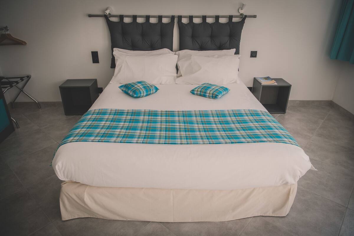 Suite, Ensuite ("Anses d'Arlet") | Desk, cribs (free), WiFi (free)