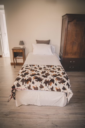 Triple Room, Ensuite ("Trévières") | Desk, free cribs/infant beds, free WiFi