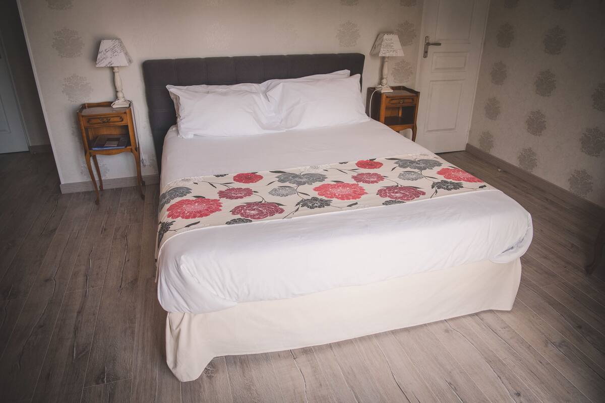 Double Room, Ensuite ("Bayeux") | Desk, cribs (free), WiFi (free)