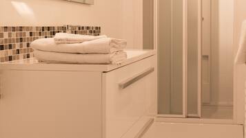 Kamar Double, ensuite ("Bayeux") | Kamar mandi | Shower, perlengkapan mandi gratis, pengering rambut, dan handuk
