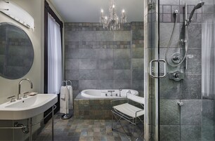 Ducha, artículos de higiene personal gratuitos y secador de pelo