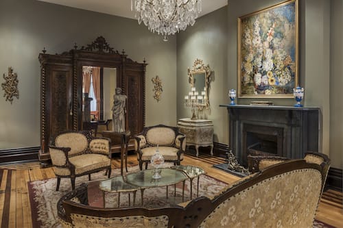 Lobby lounge