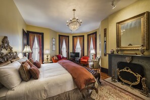 Premium bedding, individually decorated, individually furnished - The Inn at 97 Winder (Detroit)