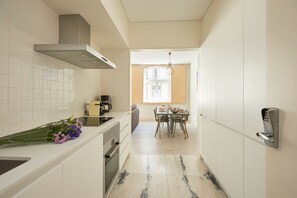 Apartment, 2 Bedrooms | Dapur peribadi | Peti sejuk, ketuhar, dapur, alat memasak/pinggan mangkuk/perkakas dapur 