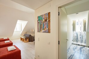 1 Schlafzimmer, Schreibtisch, laptopgeeigneter Arbeitsplatz, Babybetten