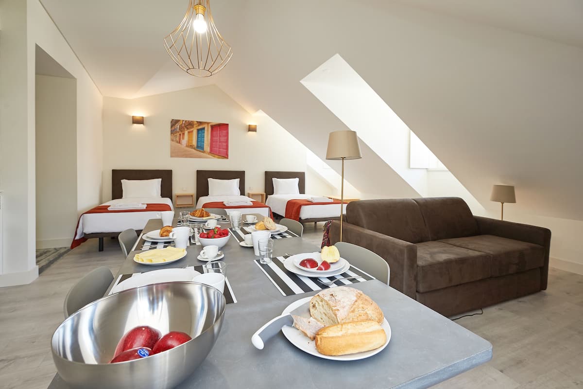 Een bureau, een laptopwerkplek, babybedden (toeslag), gratis wifi