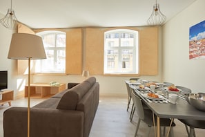 Apartment, 2 Bedrooms | Meja, ruang kerja komputer riba, katil bayi/kot (surcaj), Wi-fi percuma 