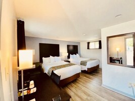 Habitación, 2 camas dobles | Mobiliario individual, escritorio, wifi gratis y ropa de cama