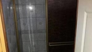 Nhà Tiêu chuẩn, 3 phòng ngủ (3 Bathrooms) | Phòng tắm | Buồng tắm vòi sen, khăn tắm 