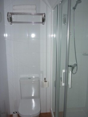 Shower, towels - Pensión Albergue Puente Ribeira - Hostel (Sarria)