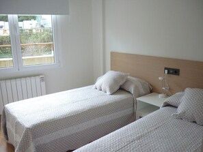 Chambre avec lits jumeaux, salle de bains privée