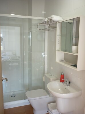 Twin Room, Private Bathroom | Bathroom