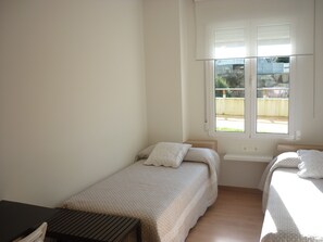 Twin Room, Private Bathroom | Desk, free WiFi - Pensión Albergue Puente Ribeira - Hostel (Sarria)