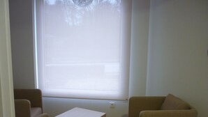 A room with a large window, two armchairs, and a small table. - Pensión Albergue Puente Ribeira - Hostel (Sarria)