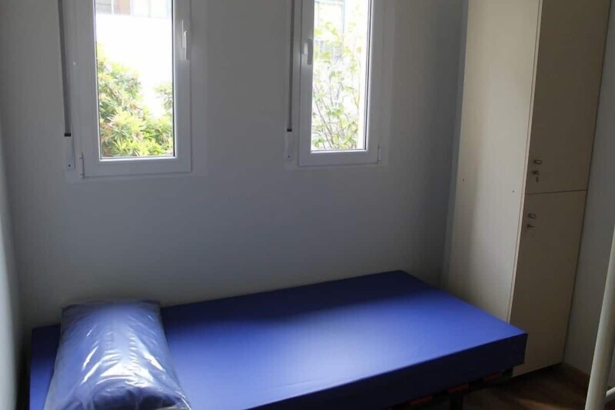 Rum - delat badrum (Private room for 5 people) | Skrivbord och gratis wi-fi