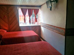 スタンダード ルーム ダブルベッド 2 台 | デスク、WiFi (無料)