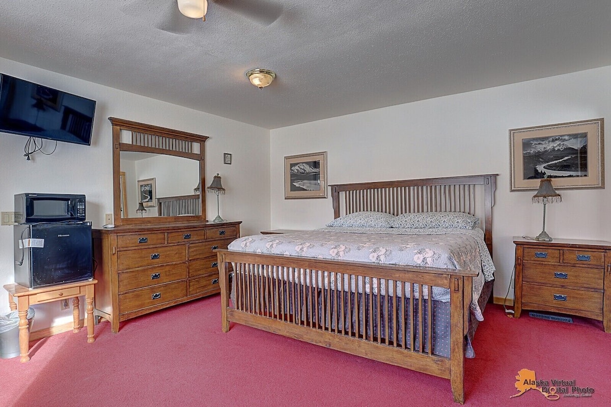 Hobby Nest- King bed. Accessible, Refrigerator & Microwave, Private Bathroom