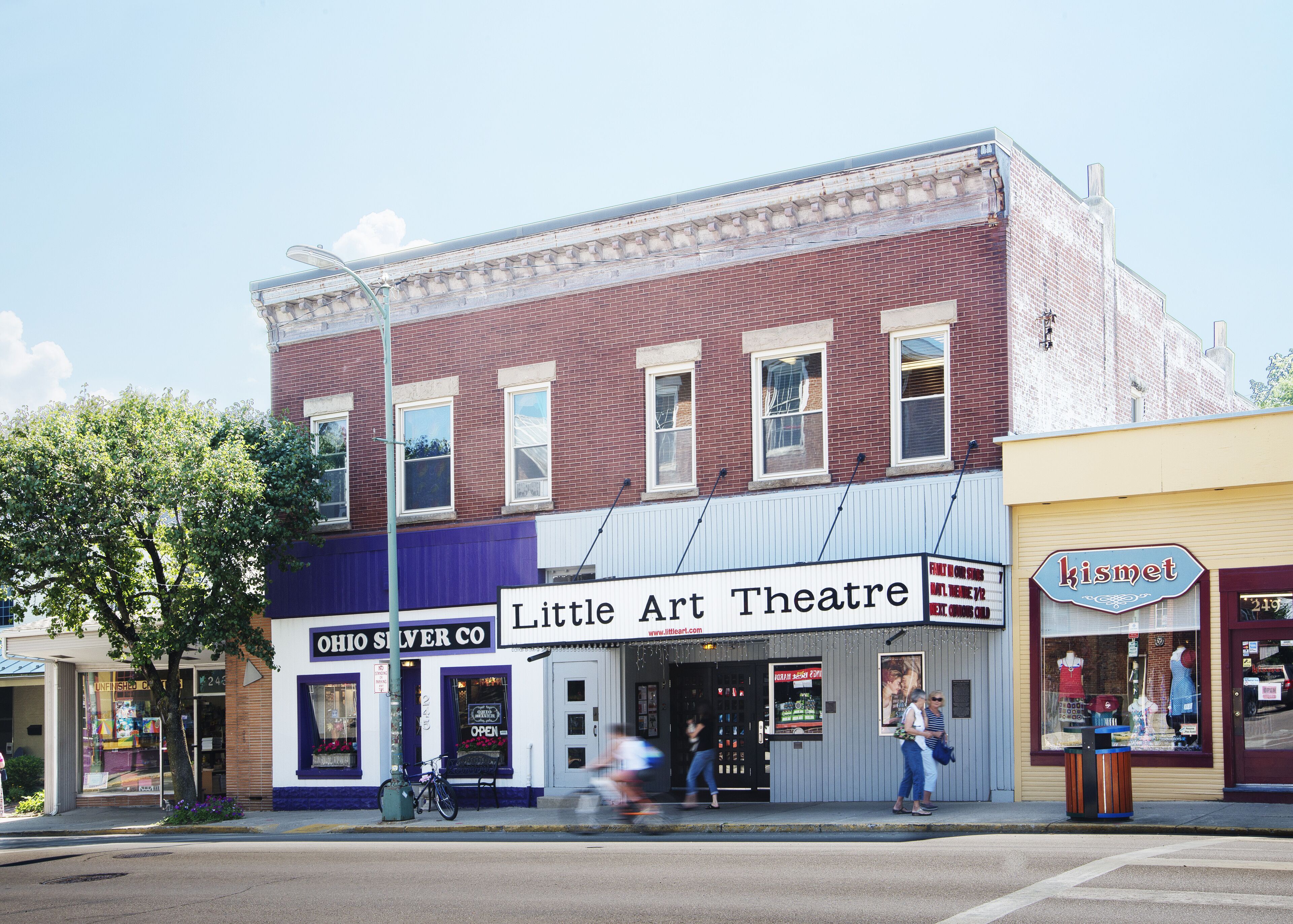 Un edificio con un cartello per Little Art Theatre e Ohio Silver Co.