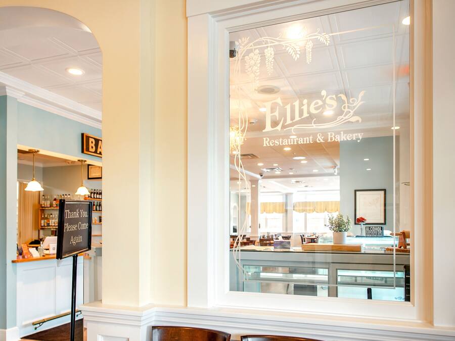 Un restaurante con un letrero que dice 'Ellie's Restaurant & Bakery' y otro letrero que dice 'Gracias. Vuelva pronto'.