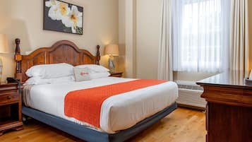 Traditional Single Room, 1 King Bed | Premium bedding, desk, free WiFi, bed sheets