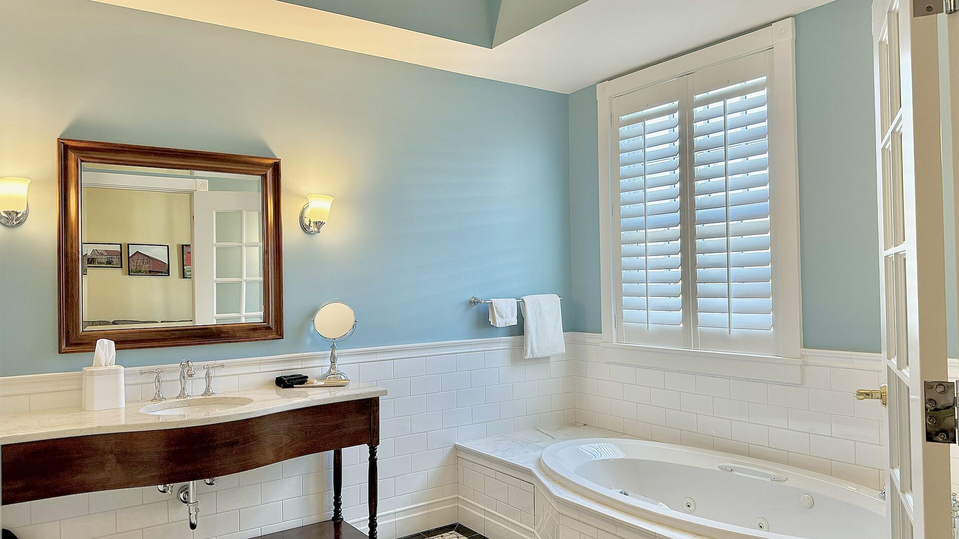 deluxe single room, 1 king bed with sofa bed, balcony | 1 bedroom, premium bedding, desk, free wifi