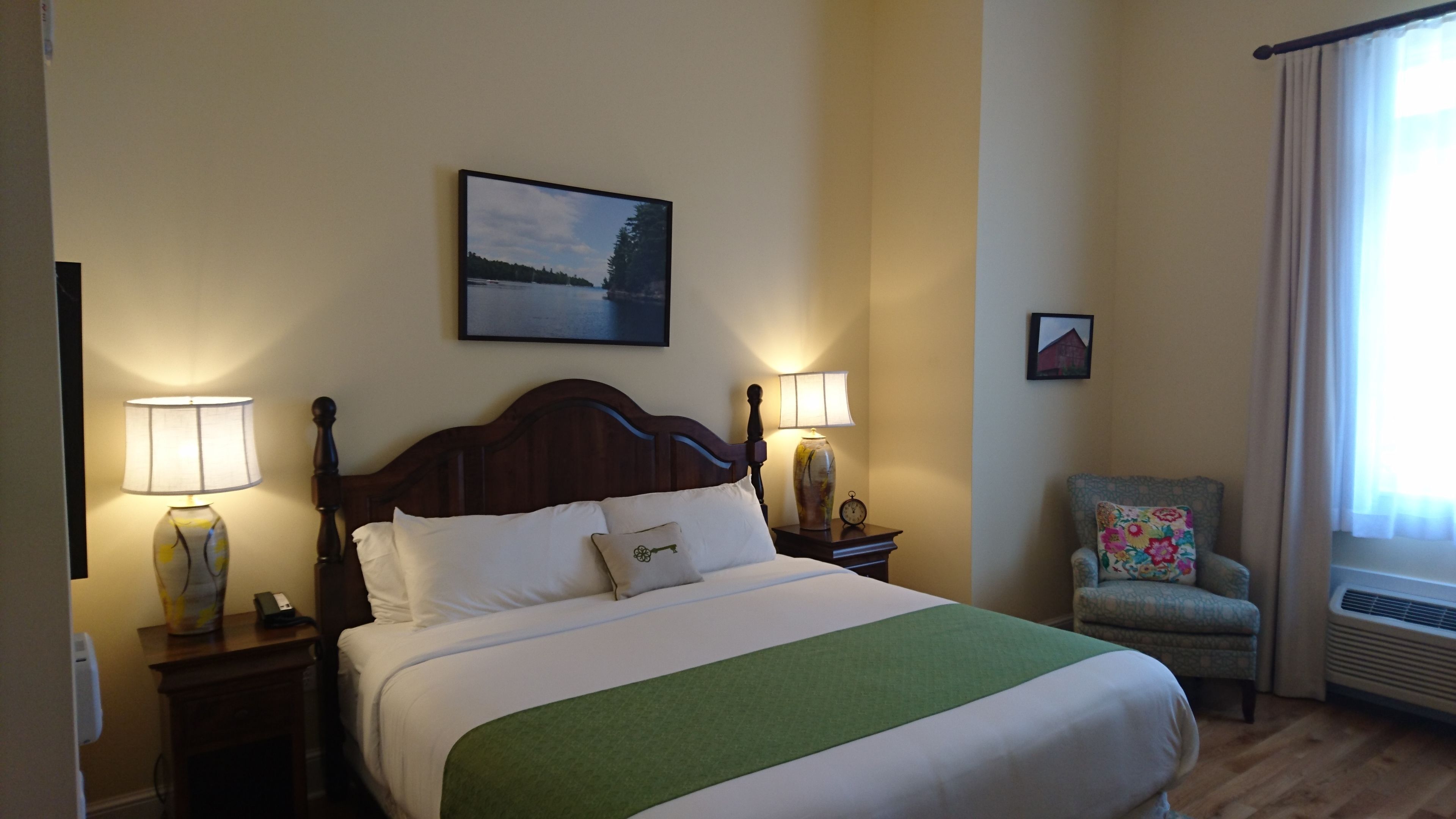 Luxe beddengoed, een bureau, gratis wifi, beddengoed