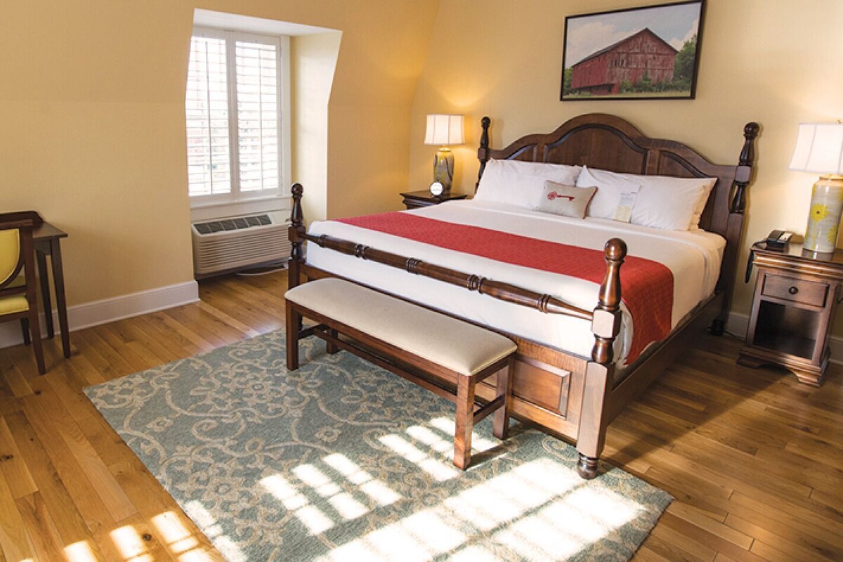 Premium bedding, desk, WiFi (free), bed sheets