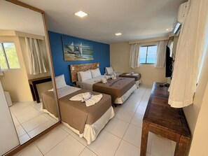 四人房 | 迷你吧、客房内保险箱、遮光窗帘、免费 WiFi