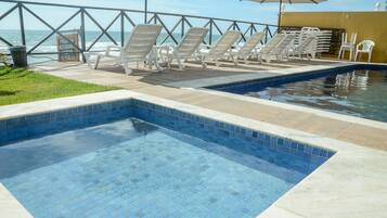 Piscina externa, funciona das 8h às 20h, guarda-sóis, espreguiçadeiras