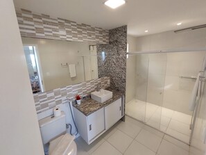Quadruple Room | Bathroom | Shower, free toiletries, towels - Pousada Maria Bonita (Ipojuca)