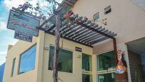 Un bâtiment avec une enseigne indiquant « Maria & Bonita Restaurante » et un espace d’accueil.