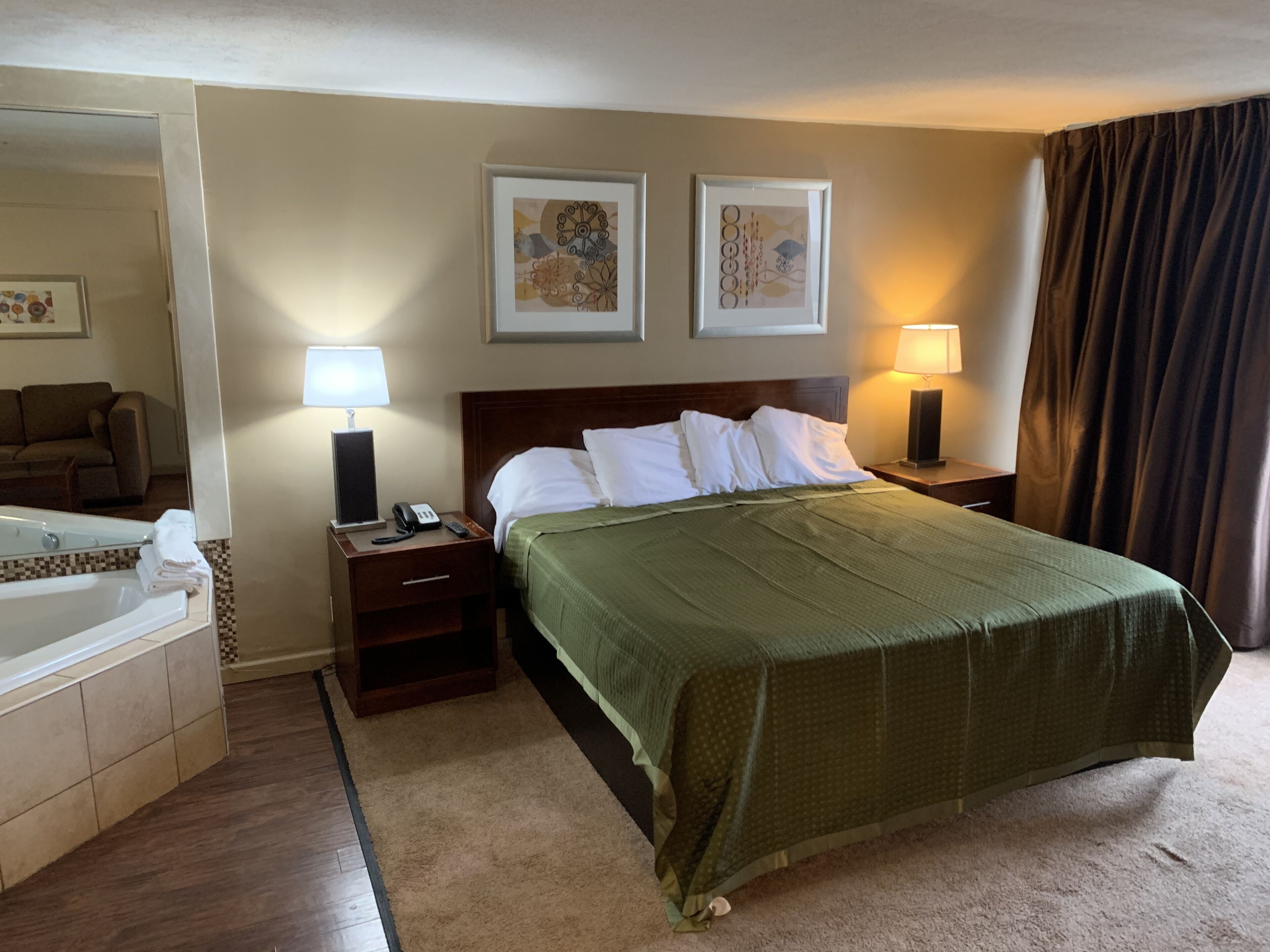 Suite, 1 Tempat Tidur King dengan tempat tidur Sofa, jet tub | Area keluarga | TV layar datar