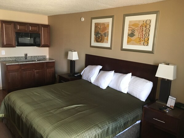 华丽客房, 1 张特大床, 简易厨房 | 办公桌、熨斗/熨衣板、免费 WiFi、床单