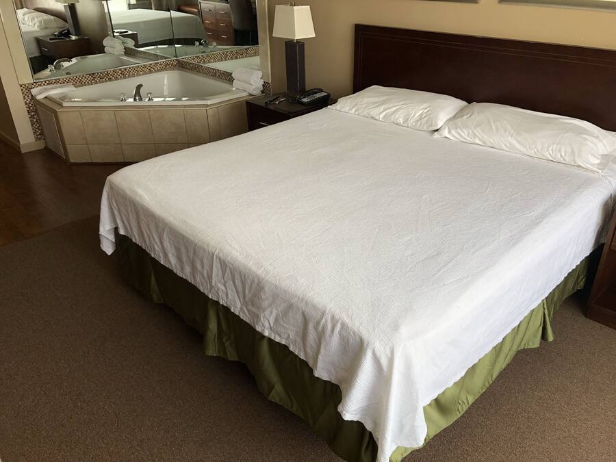 Deluxe-Zimmer, 1 King-Bett, Whirlpool | Wohnzimmer | Flachbildfernseher