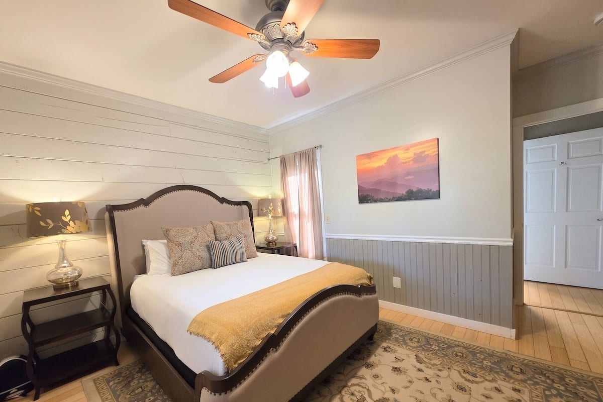 Signature Room, 1 Queen Bed, Refrigerator & Microwave, Ground Floor