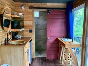 時尚小屋, 1 張加大雙人床, 冰箱和微波爐 | 浴室 | 免費盥洗用品、吹風機、毛巾、肥皂