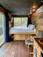 Cabana design, 1 cama Queen, geladeira e micro-ondas | Área de estar | Smart TV 50 polegadas com canais digitais, TV, serviços de streaming