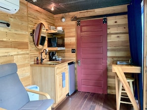 時尚小屋, 1 張加大雙人床, 冰箱和微波爐 | 起居區 | 50-吋智慧型電視、數位頻道、電視、串流服務