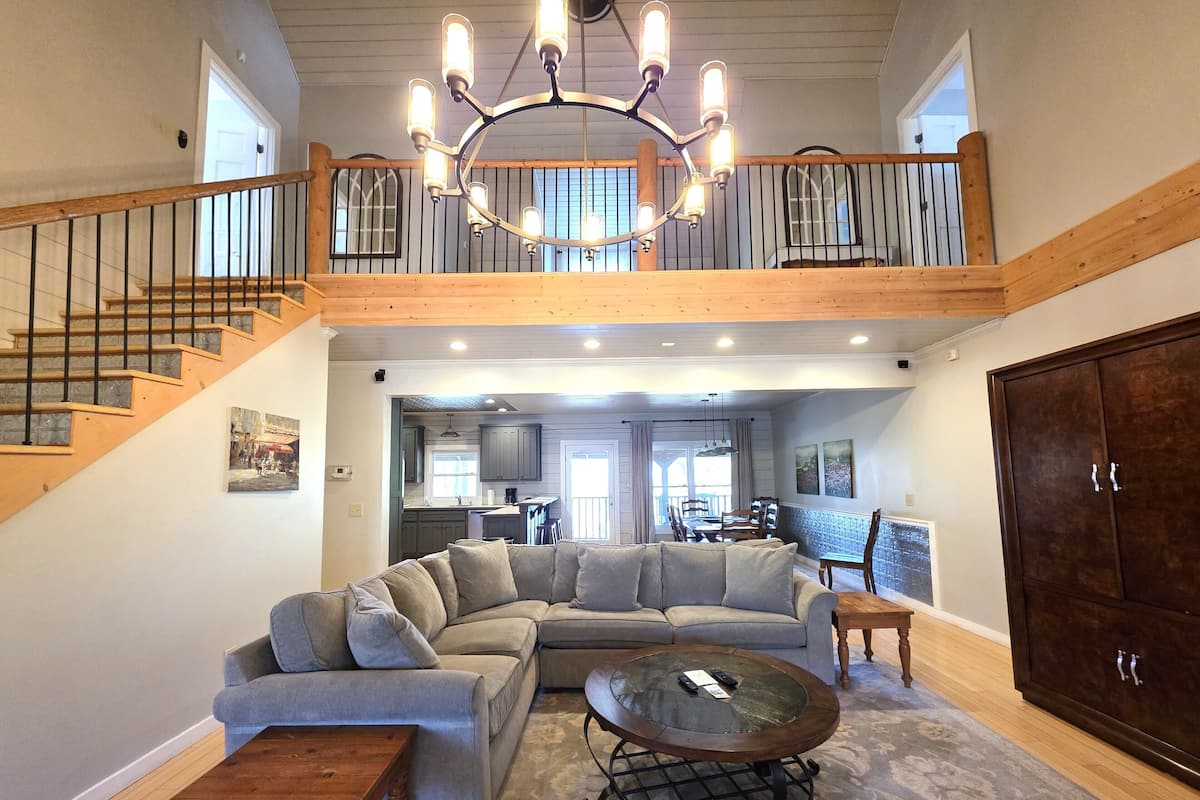 Family Suite, 2 Bedrooms, Kitchen, Mountain View | Living area