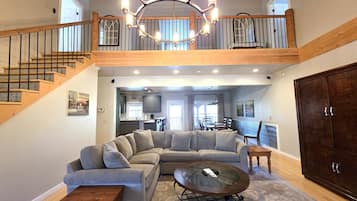 Suite familiar, 2 habitaciones, cocina, vista a la montaña | Área de sala de estar | Smart TV de 50 pulgadas con canales digitales y televisión