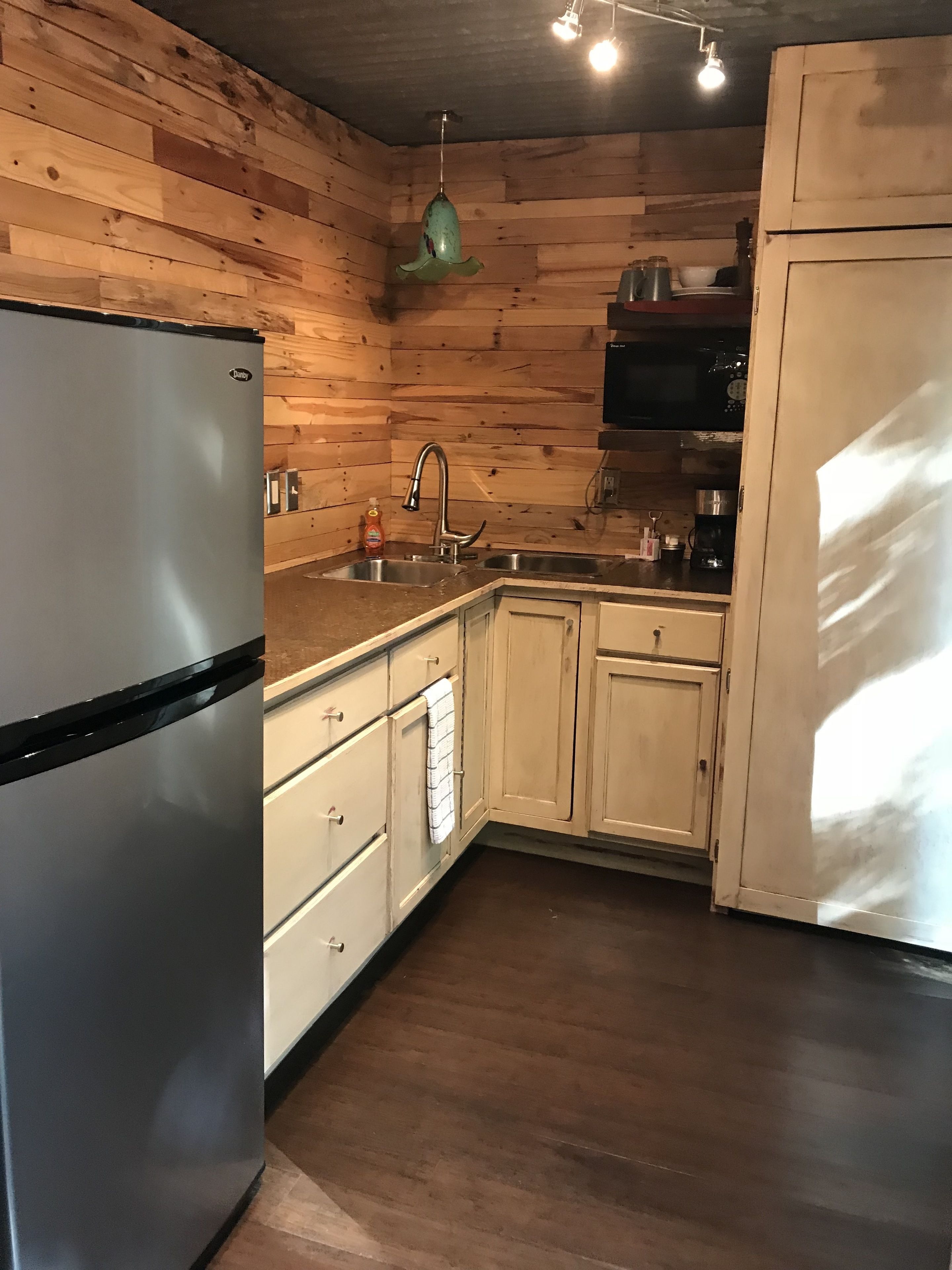 design cabin, 1 queen bed with sofa bed, kitchenette, mountain view | private kitchenette | coffee/tea maker