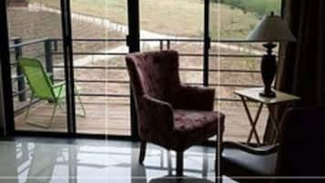 Deluxe Room | Living area | 40-inch flat-screen TV with satellite channels, TV