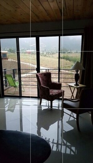 双人房, 1 间卧室 | 起居区 | 40-英寸  纯平电视 （配备卫星频道）、电视